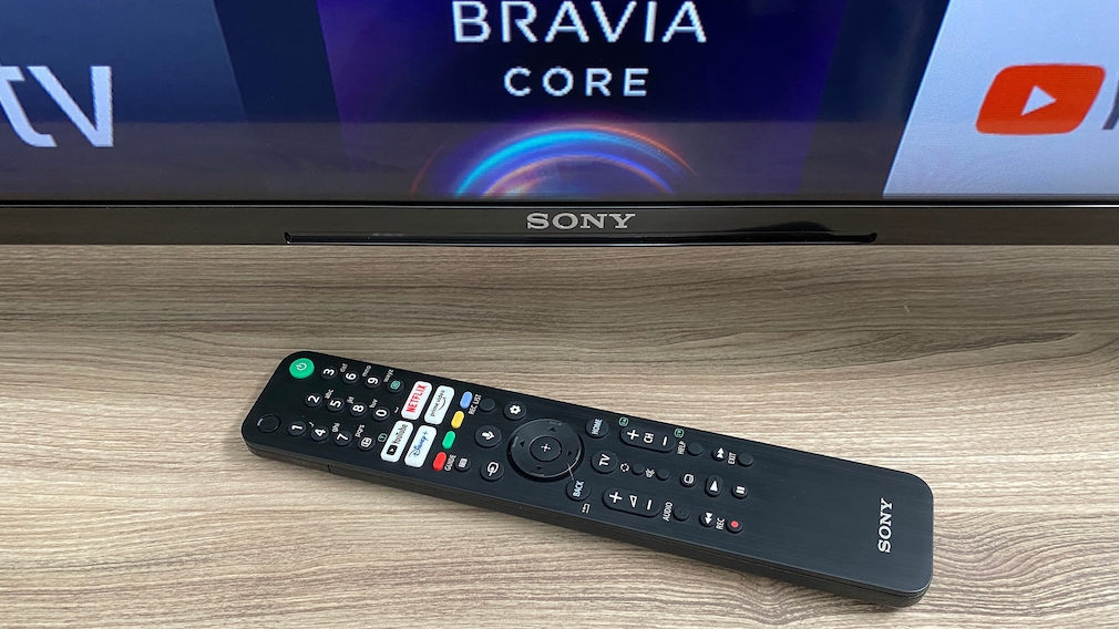 Die Fernbedienung des Sony X90J liegt gut in der Hand, die Beschriftung ist weitgehend gut lesbar. Die Fernbedienung des Sony X90J liegt gut in der Hand, die Beschriftung ist weitgehend gut lesbar.