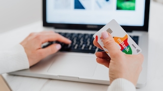 Frau shoppt mit Kreditkarte online