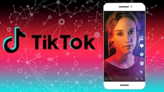 TikTok-Logo neben Handy mit Portraitbild einer Frau