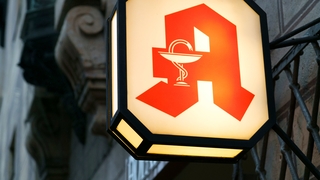 Apotheke-Logo leuchtet