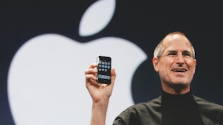 Steve Jobs hält ein iPhone