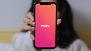 Smartphone mit Tinder-App