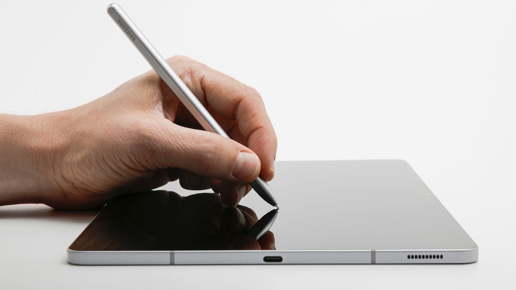 Hand schreibt mit dem S Pen auf dem Samsung Galaxy Tab S7