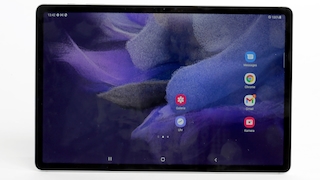 Das Samsung Galaxy Tab S7 FE vor hellem Hintergrund