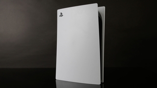 Weiße PlayStation 5 vor dunklem Hintergrund