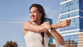 Fitbit Charge 5: Armband erhält besseres Display und mehr Funktionen Schlanker und mit dauerhafter Zeitanzeige: Das Fitbit Charge 5 kommt im verbesserten Design.
