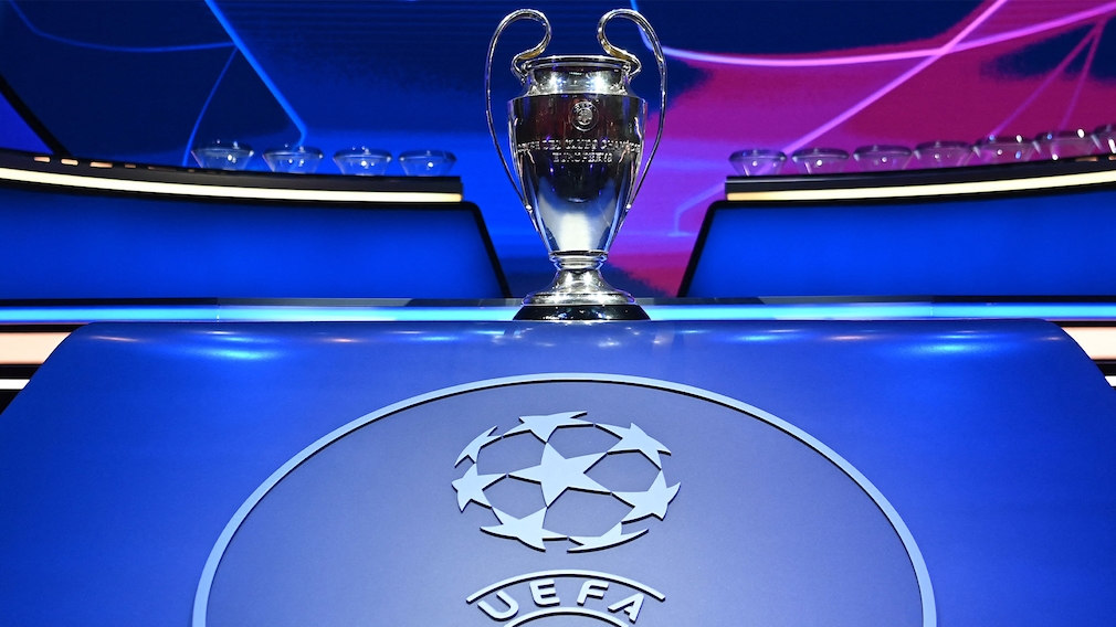 Champions-League-Pokal steht vor dem Champions-League-Logo