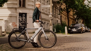 Frau steht mit Dance-E-Bike in Berlin