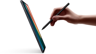 Hand schreibt mit dem Xiaomi Smart Pen auf dem Xiaomi Pad 5.