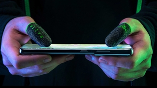 Finger mit Razer-Fingerhüten tippen auf Smartphone