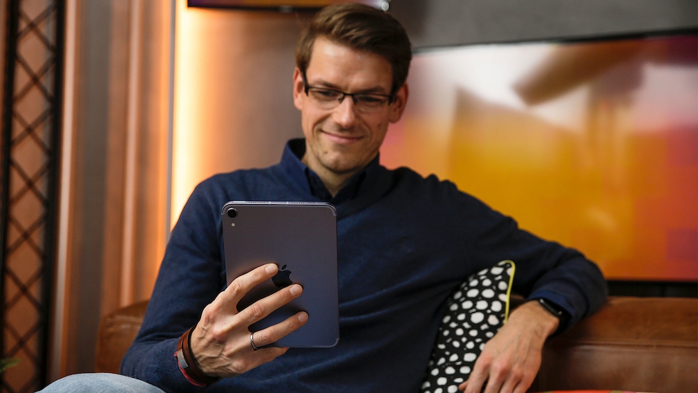 The editor holds the iPad mini in his hand.