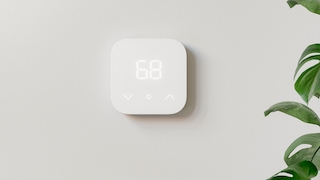 Amazon Smart Thermostat an einer Wand.