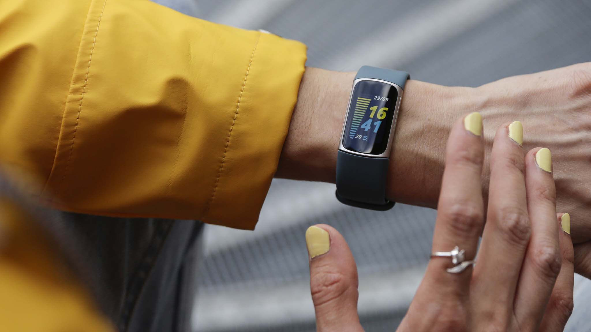 Fitbit Charge 5: Test, Update bringt EKG - COMPUTER BILD