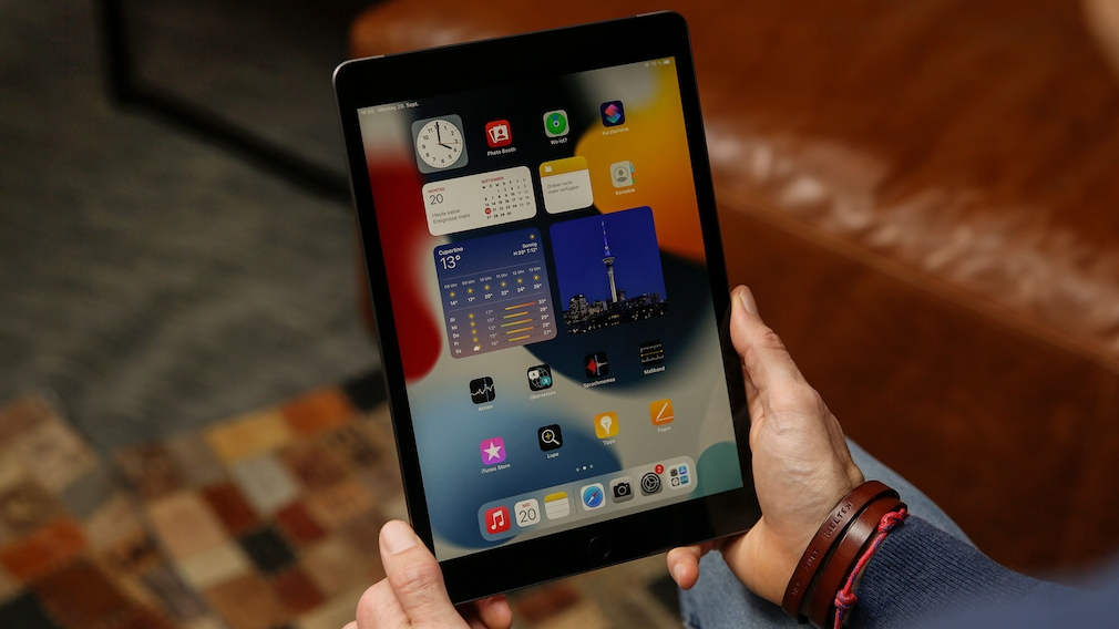 Hände halten das iPad 10.2