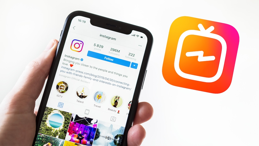 IGTV-Logo neben geöffneter Instagram-App auf Handy
