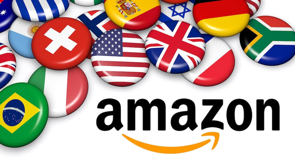 Amazon-Logo vor verschiedenen Länderflaggen
