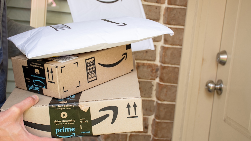 Amazon Pakete und Brieftaschen bei Zustellung vor einer Haustüre