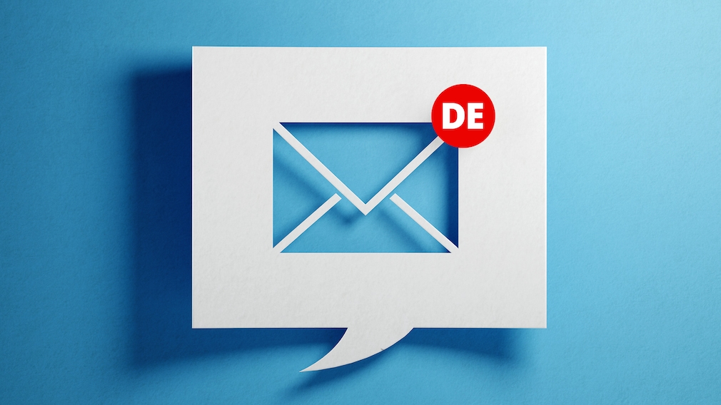 Blaues Briefkuvert-Logo mit rotem DE Stempel