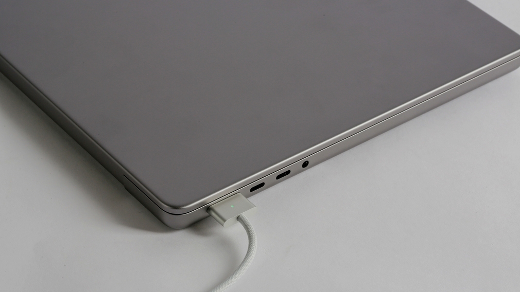 MacBook Pro 2021 ports on the left