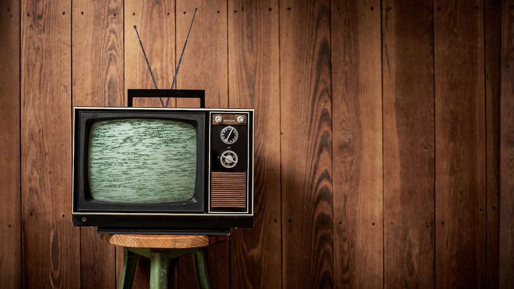 Fernseher vor Holzwand