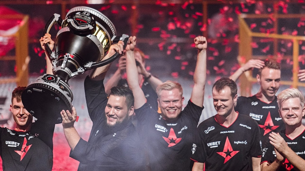 Astralis holds up the last major's trophy. Astralis holds up the last major's trophy.
