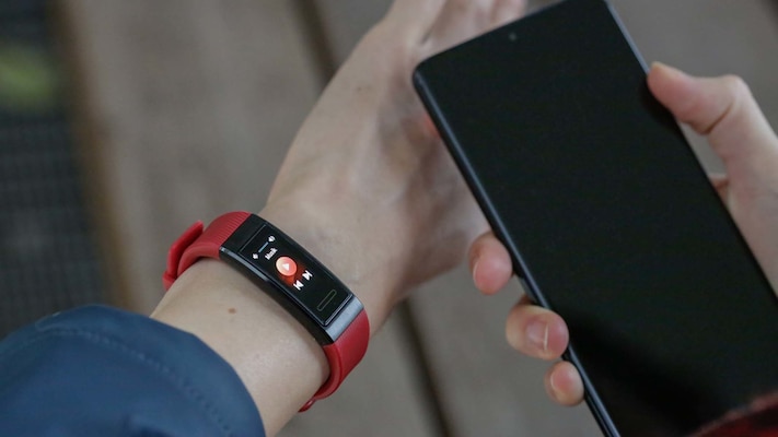 vibration gegen regelschmerzen Huawei Band 4 Pro: Armband mit GPS im Test