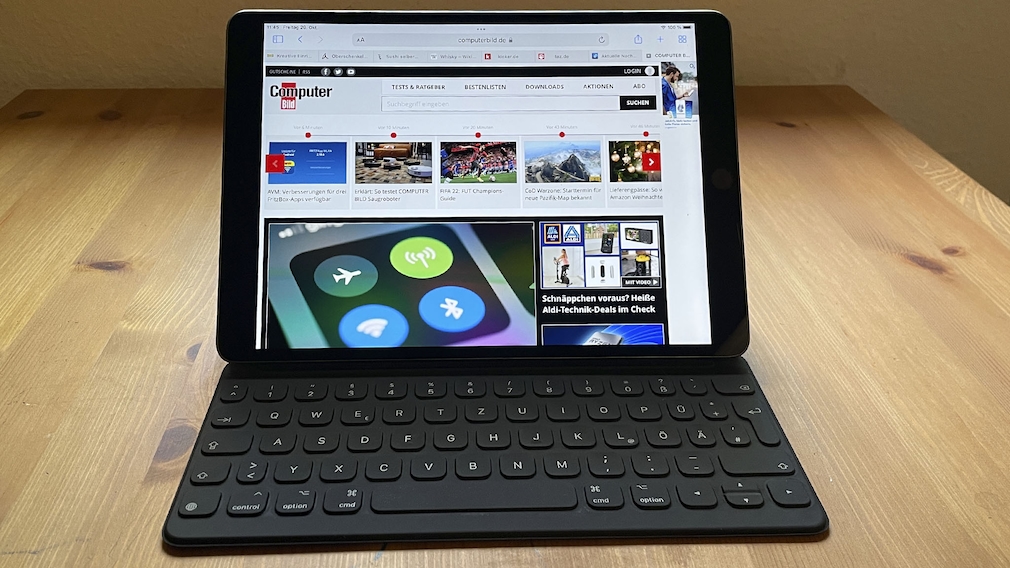 iPad mit Tastatur-Cover steht auf einem Tisch.