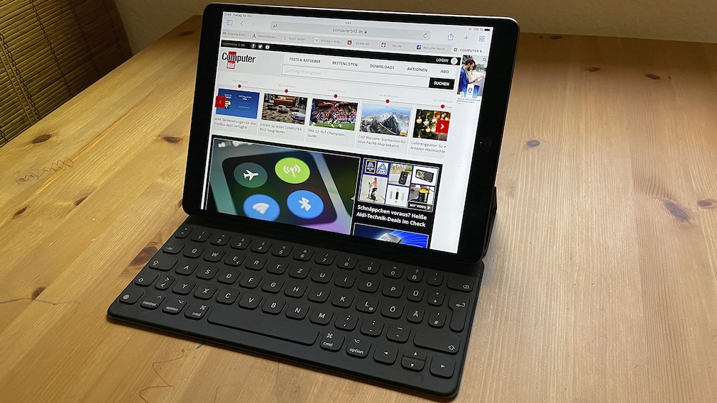 iPad mit Tastatur-Cover steht auf einem Tisch.