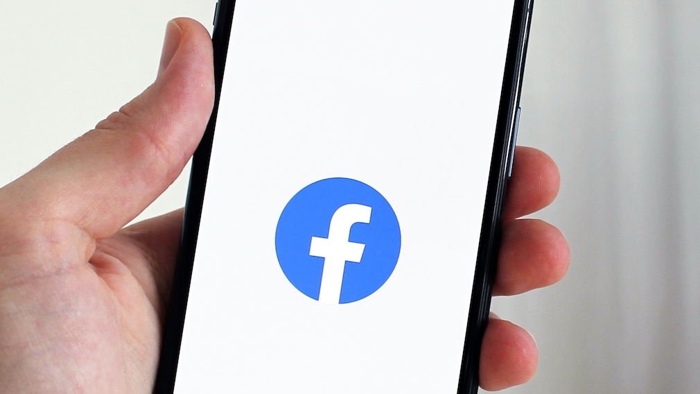 Smartphone mit Facebook-Logo