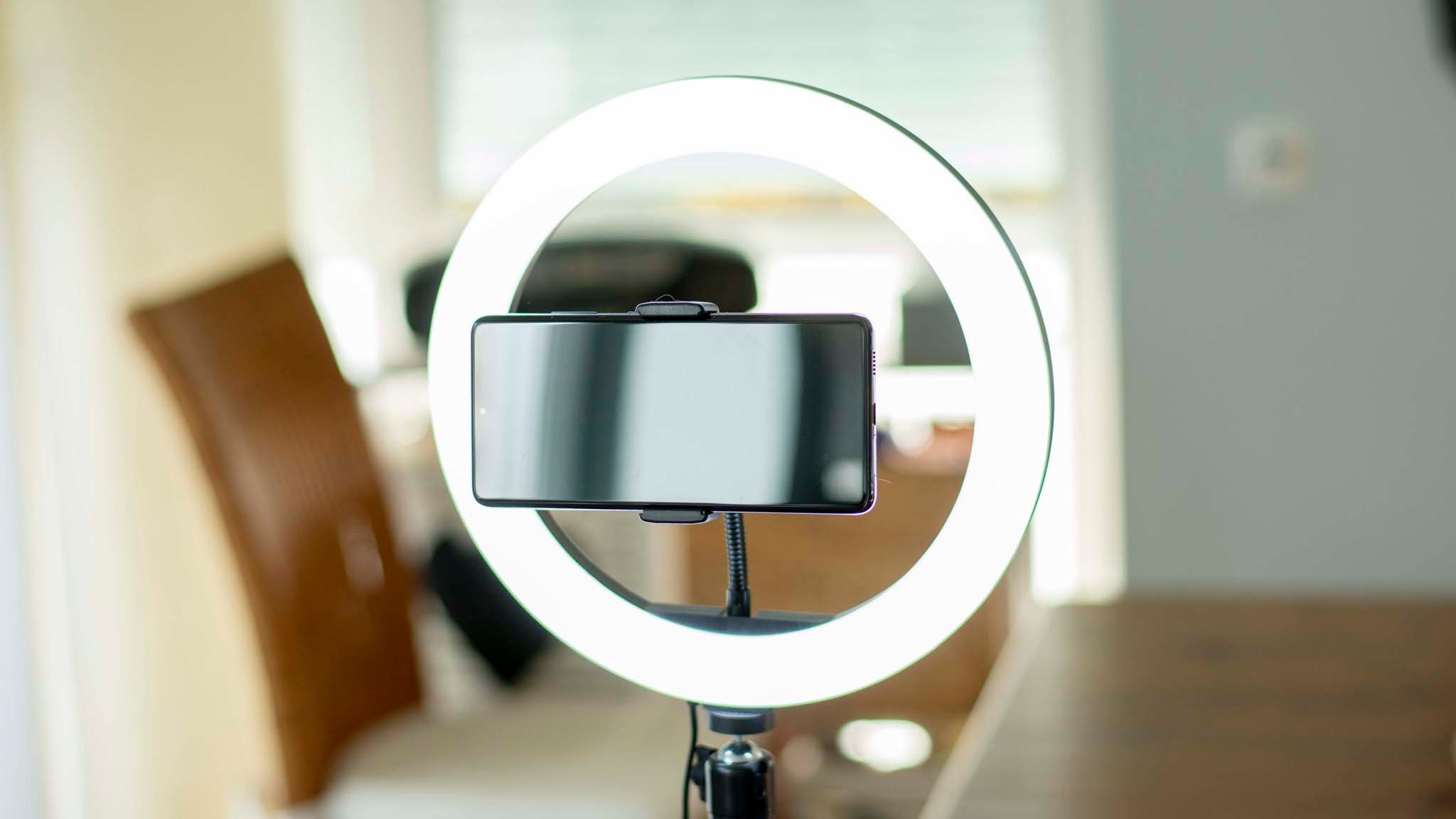 YELANGU Videokonferenz Licht mit Stativ Clip Selfie Licht mit 3 Beleuchtungsmodi&11 Helligkeiten für Video-Streaming/Make-Up/Selfies/Fotografie/Zoom-Meeting 360° Kugelkopf 4 Ringlicht Laptop