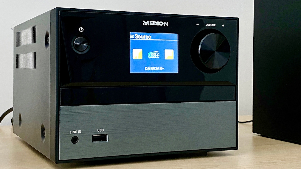 The Medion P64014 has a stereo input on the front, and music can be played via USB and Bluetooth. 