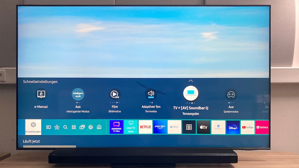 The joint operation of Samsung soundbars and compatible Samsung televisions can be easily selected in the TV menu (Smart Hub).