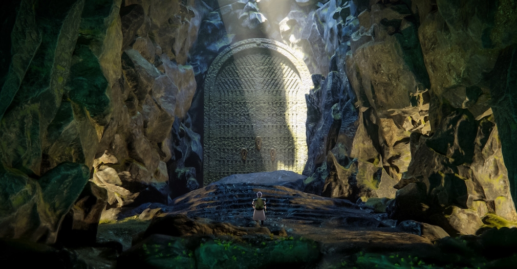 Ein Mann steht vor einem gigantischen Tor in einer Felswand.