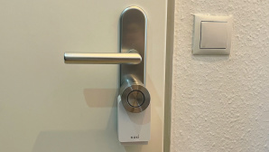 Nuki Smart Lock 3.0 Pro an der weißen Haustür © Nuki, COMPUTERBILD