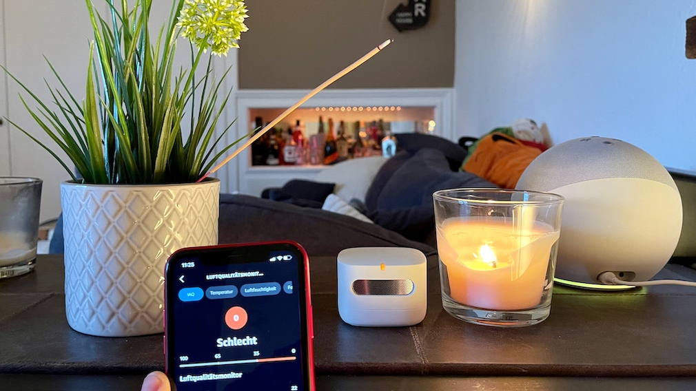 Amazon Smart Air Quality Monitor, mit Handy, Kerze und Räucherstäbchen