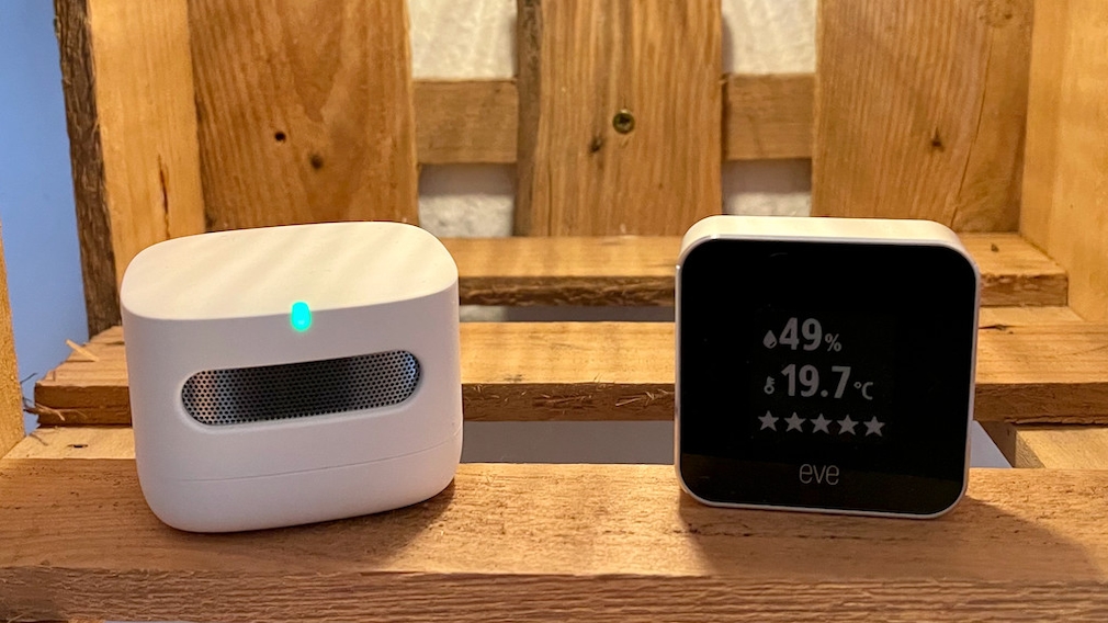 Amazon Smart Air Quality Monitor, neben Eve Room