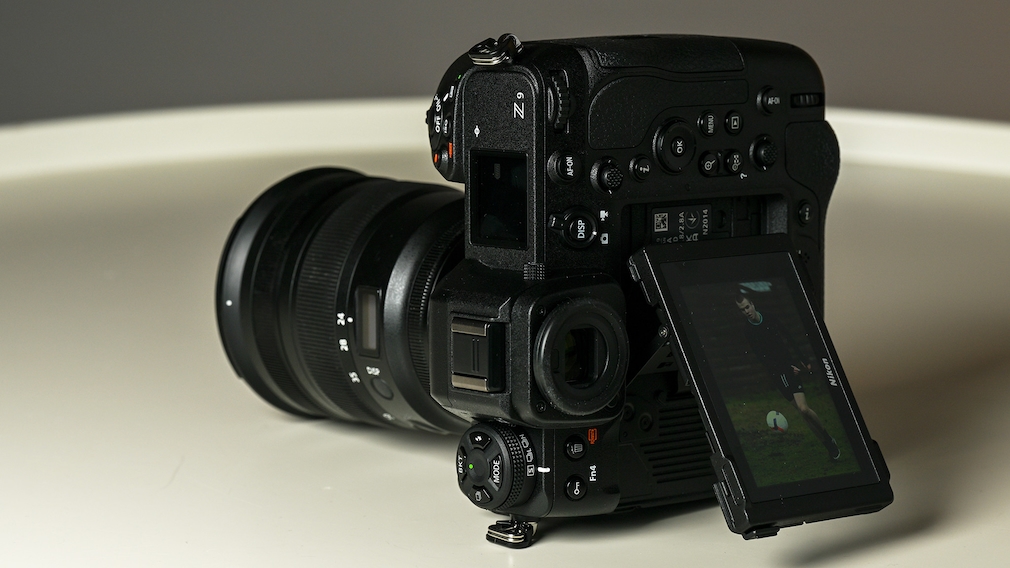Nikon Z9 mit Vier-Wege-Klapp-Display