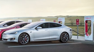 Tesla-Modelle an Ladestation