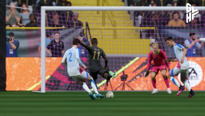 Ein Fu�ballspieler in FIFA 22 setzt zum Torschuss an. © EA Sports