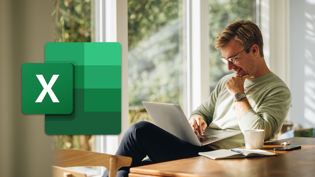 Mann sitzt mit seinem Laptop neben einem Excel-Logo Mann sitzt mit seinem Laptop neben einem Excel-Logo