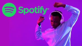 Spotify-Logo neben tanzender Person