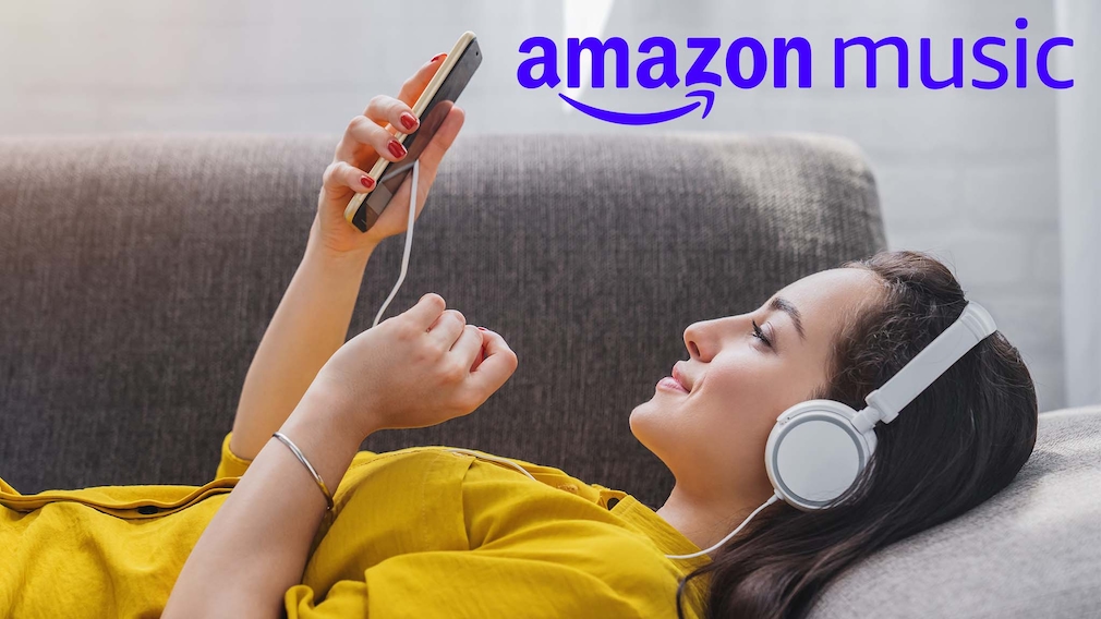 Amazon Music Logo und Frau mit Kopfhörern 