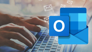 Outlook-Logo und tippende Hände © Microsoft, iStock.com/anyaberkut