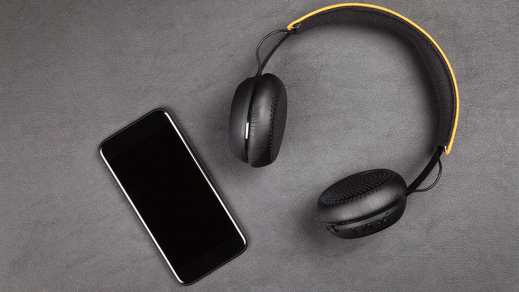 Smartphone und Bluetooth-Kopfhörer 