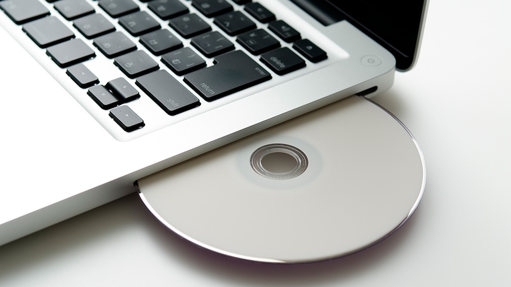CD im Laufwerk eines MacBooks 