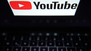 YouTube-Logo auf dem Laptop-Bildschirm