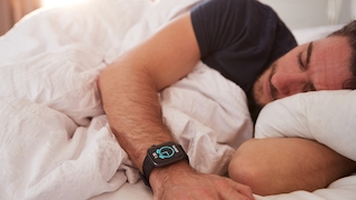 ein schlafender Mann mit einer Apple Watch