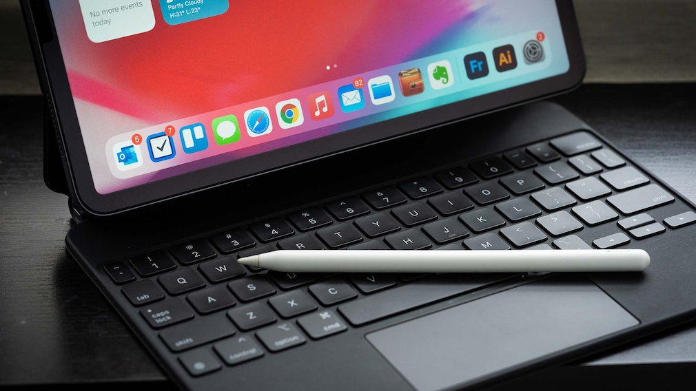 MacBook mit Stift auf Tastatur