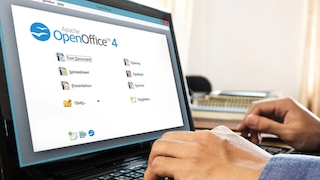 Ein Mann arbeitet mit OpenOffice auf seinem Laptop