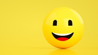 Lachendes Smiley vor gelbem Hintergrund 